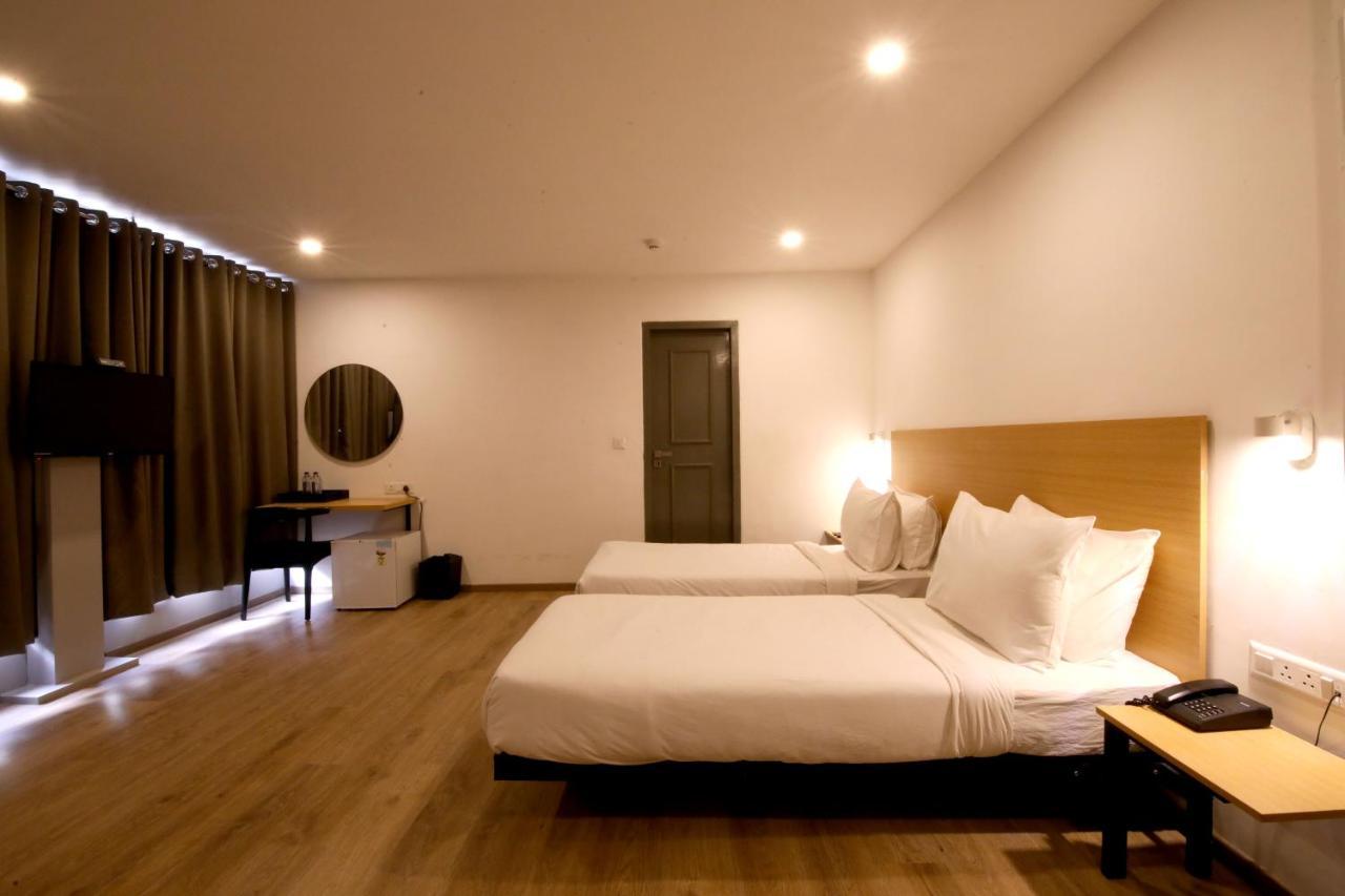 Crayon Hotels Гандинагар Экстерьер фото