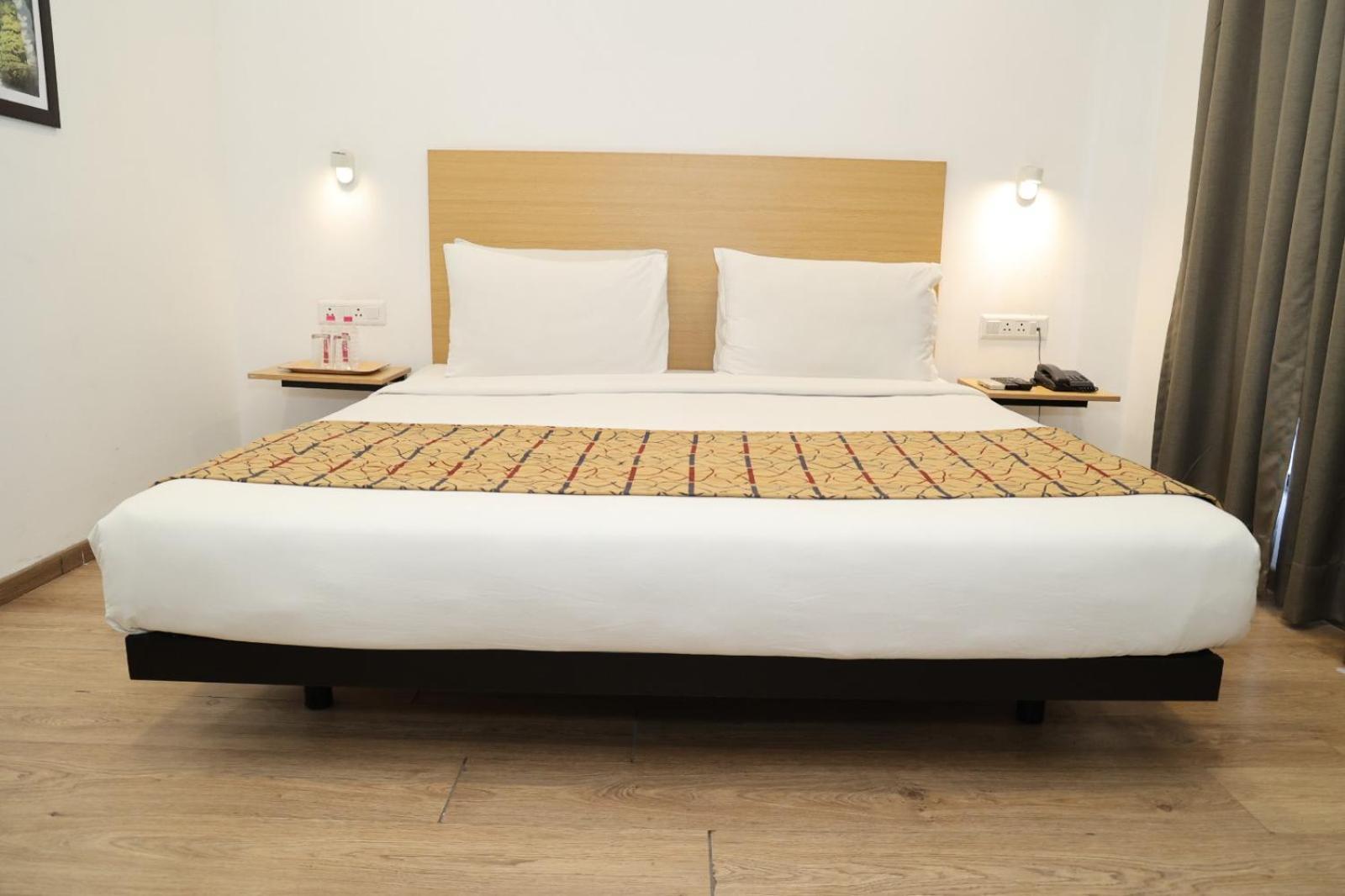 Crayon Hotels Гандинагар Экстерьер фото